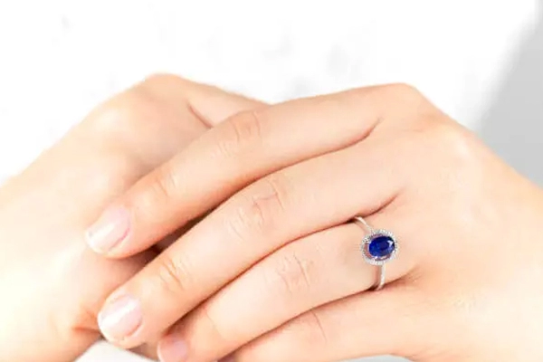 What is an eye-clean sapphire?