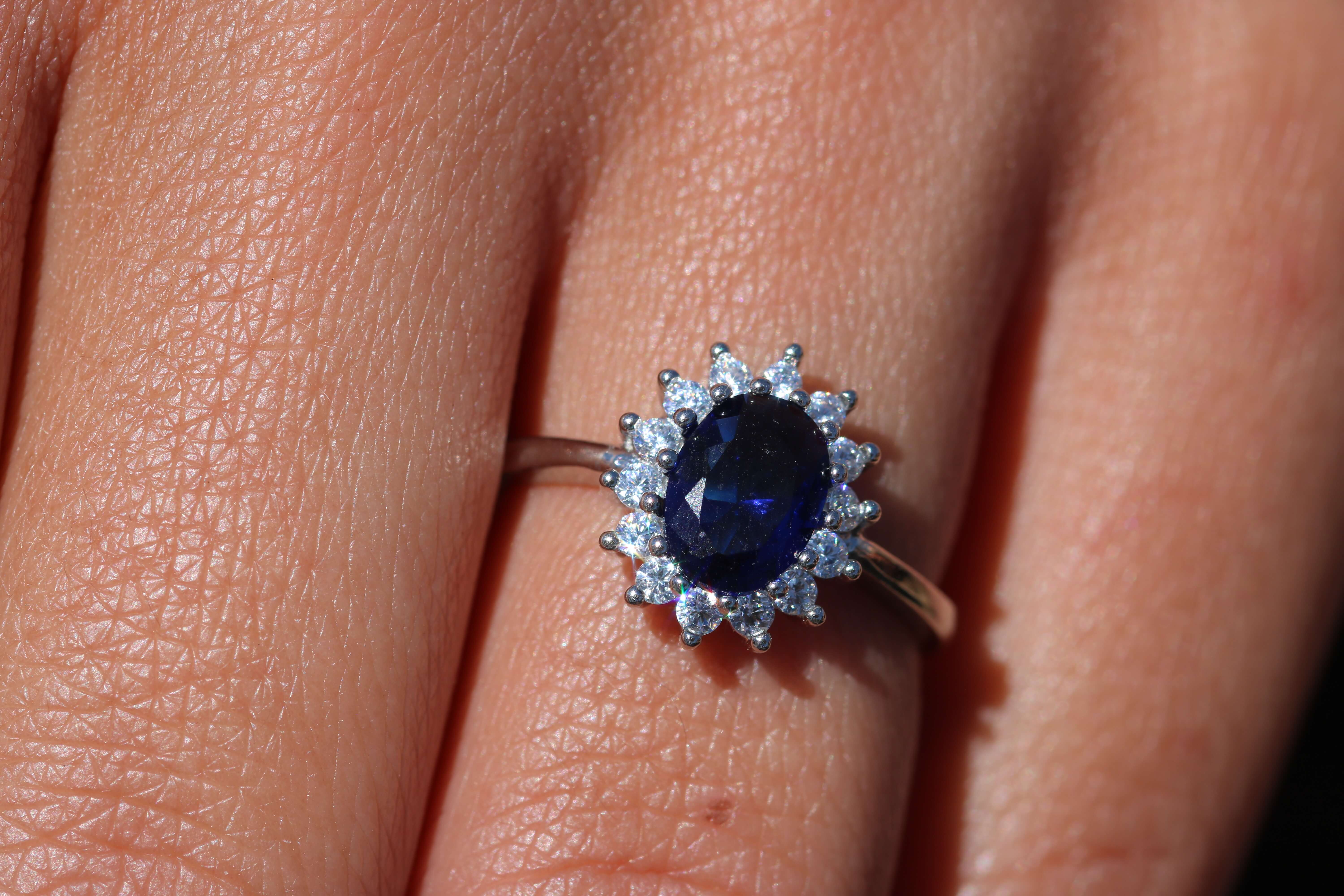 Solitaire en saphir bleu pierre précieuse et diamants collection marguerite