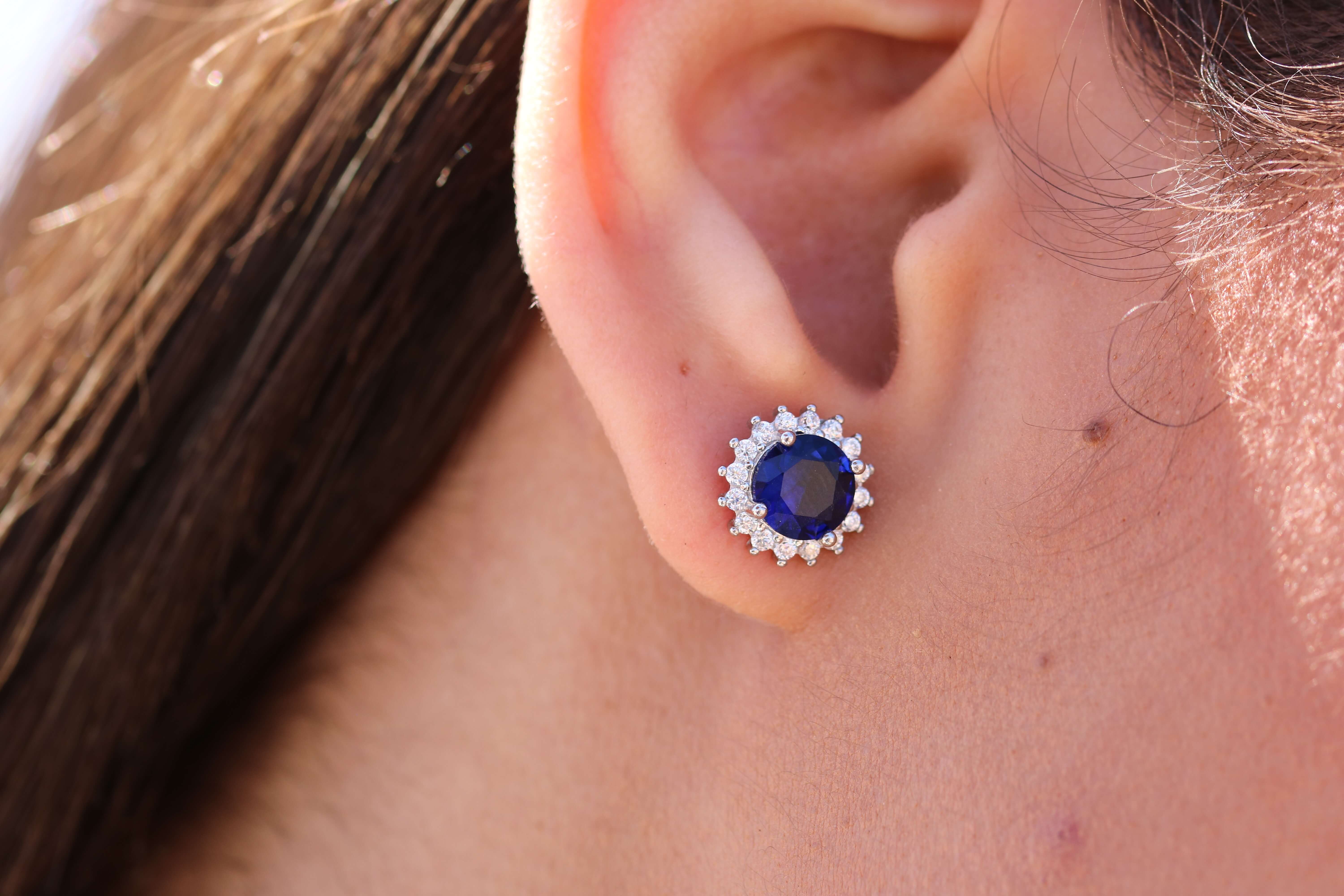 Boucles d'oreilles en saphir bleu avec un halo de diamants puces d'oreilles 