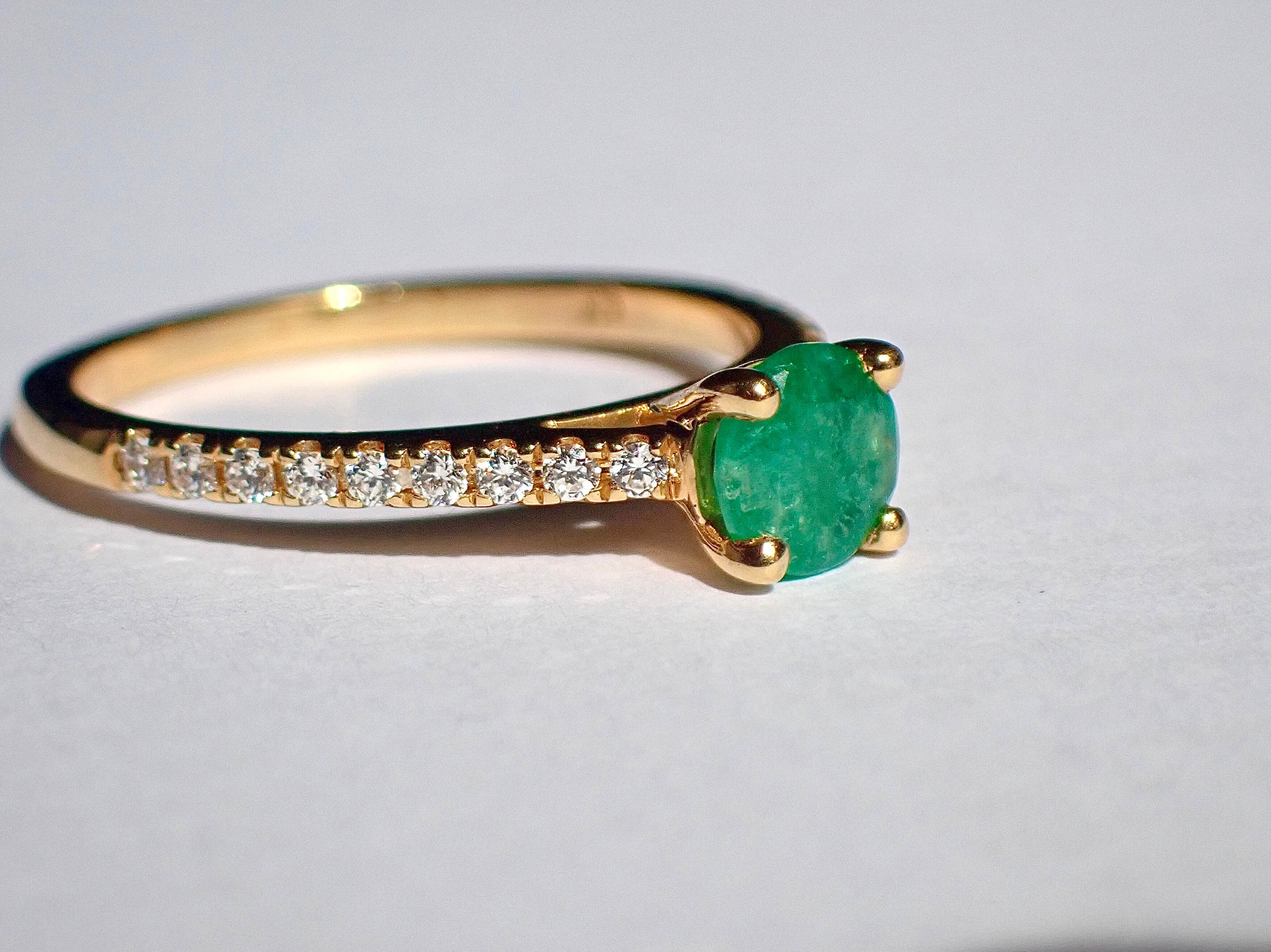 Solitaire Elle émeraude verte solitaire avec pavage diamants sur l'anneau en or jaune