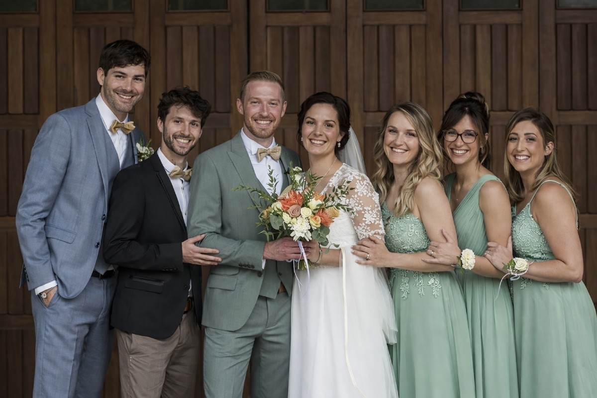 Grupo de novios e invitados con un atuendo para una boda elegante, con vestidos en verde pastel y trajes coordinados durante una ceremonia