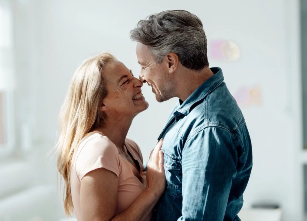 Couple marié partageant un instant de tendresse et de complicité à l’occasion de leurs 14 ans de mariage, célébrant les noces de plomb.