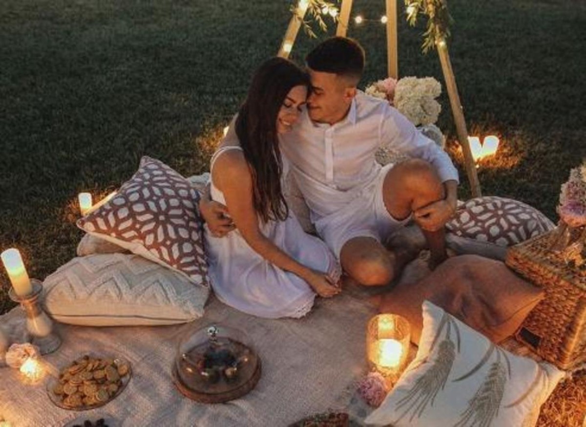 Paar genießt ein intimes Abendessen im Freien, um den 10. Hochzeitstag und die Zinnhochzeit in romantischer Atmosphäre zu feiern.