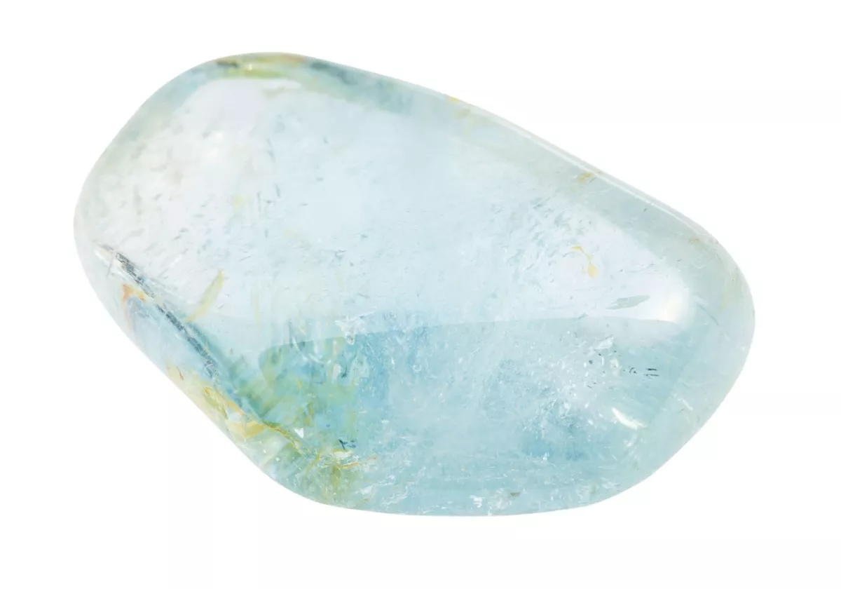 Close-up of a blue topaz with sparkling reflections, a precious gemstone associated with 44 years of marriage, symbolizing fidelity, clarity, and harmony in the couple.