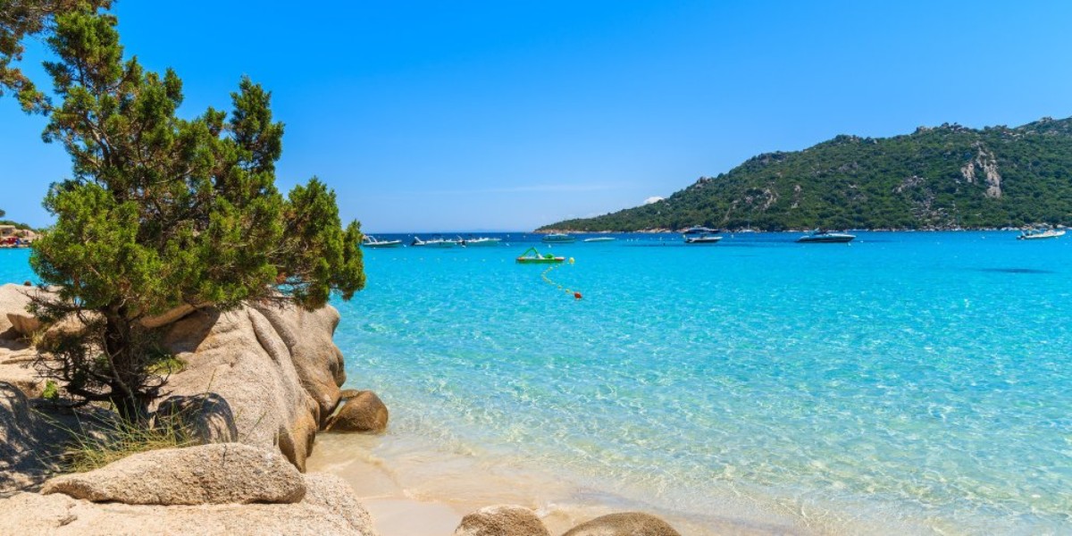 Turquoise zee en ongerepte baaien op Corsica, een droomlocatie voor pasgetrouwden die op zoek zijn naar een onvergetelijke huwelijksreis tussen zee en natuur.