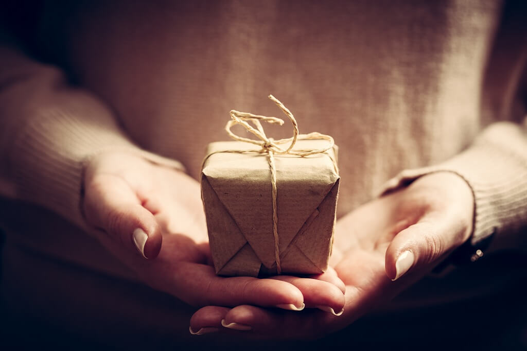 Cadeau précieux : une personne offrant un bijou Celinni