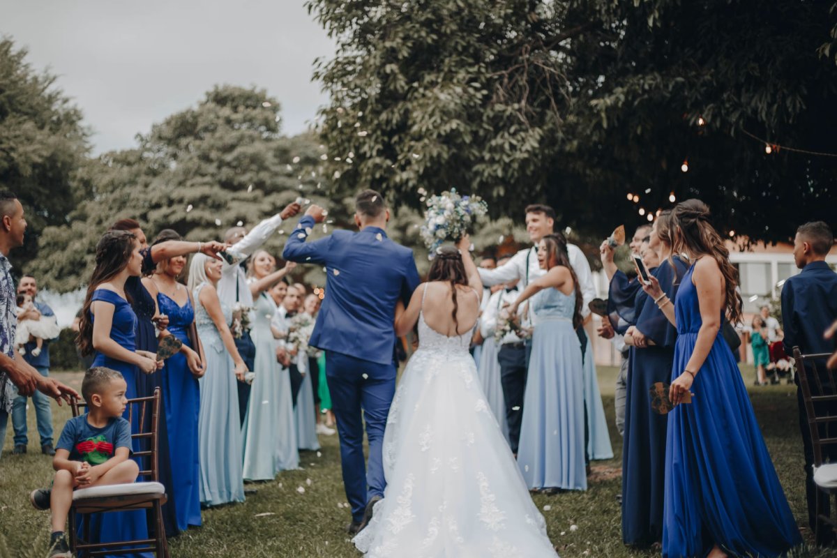 Novios celebrando su unión tras un matrimonio civil en Francia, acompañados de sus invitados en una recepción elegante al aire libre.