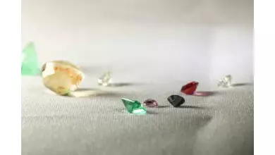What are the color spectrums of sapphire?