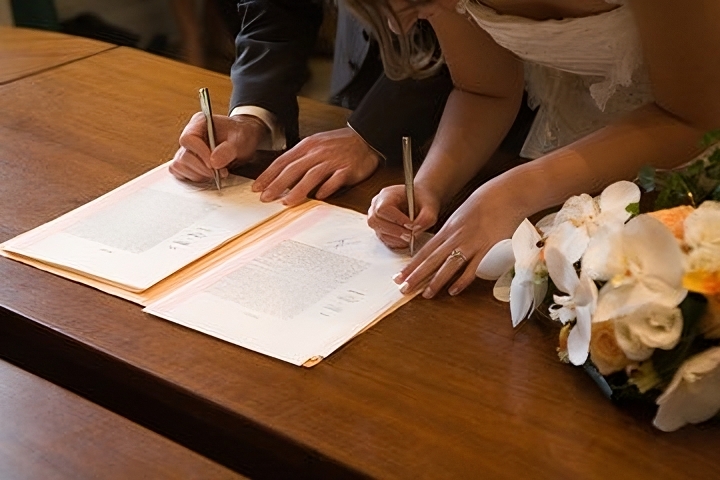 Couple signant un contrat de mariage pour s'unir