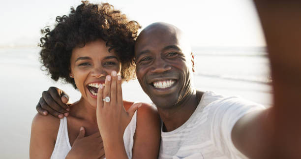 Couple demande en mariage avec bague de fiançailles en diamant Celinni