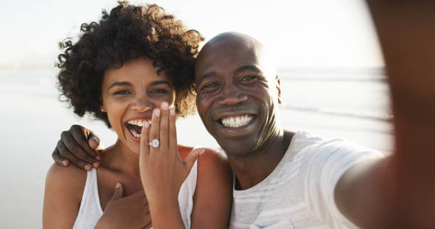 couple heureux après des fiançailles