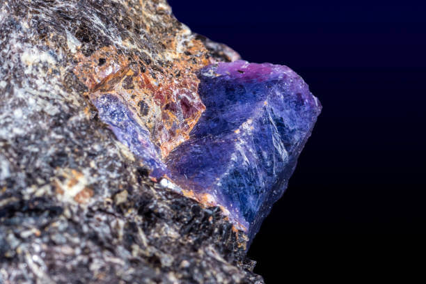 Image d'un saphir brut dans la roche avant extraction
