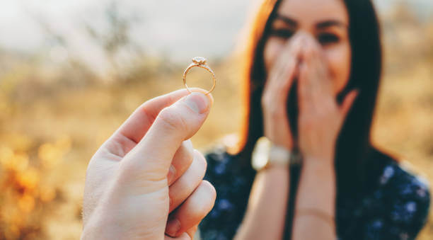 demande en fiançailles avec une femme émue