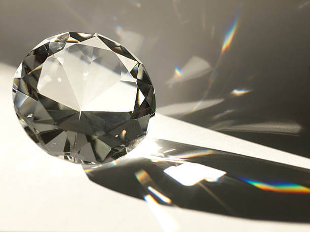 reflet du soleil sur un diamant rond
