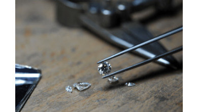 CHOISIR UN DIAMANT AVEC L’AIDE D’UN DIAMANTAIRE