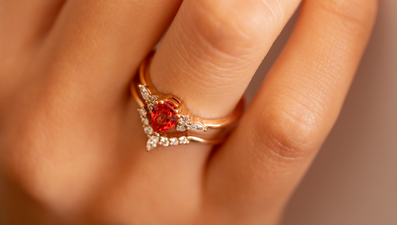 Bague de fiançailles vintage en platine avec pierre centrale en forme de poire