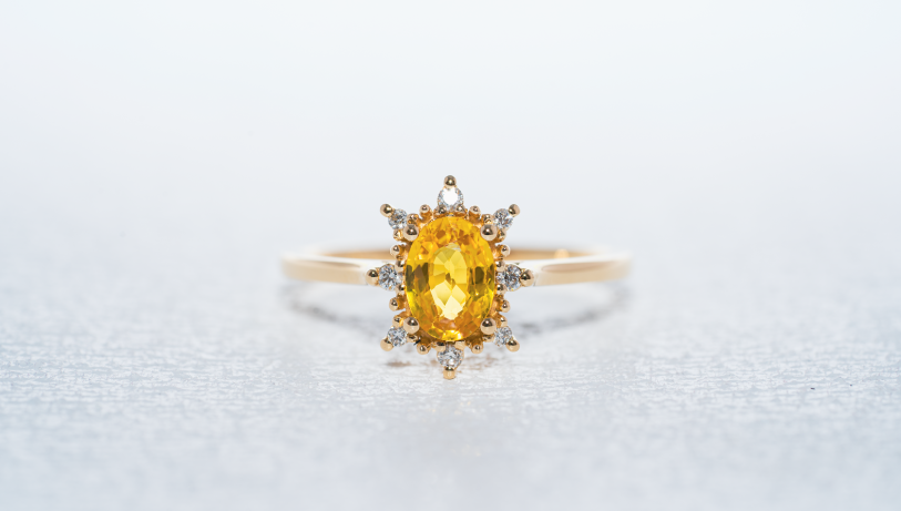 Bague de fiançailles en or jaune et diamant taille marquise