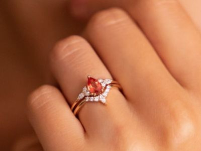 Comment associer votre bague de fiancailles et votre alliance