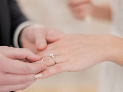 À quelle main doit-on porter la Bague de mariage ?