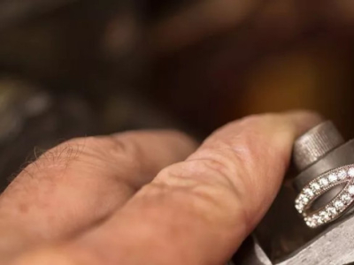 Anillo de compromiso a medida: ¿por qué optar por una creación única?