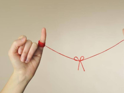 Tout savoir sur le rituel du fil rouge : signification, origine et symbole d’amour