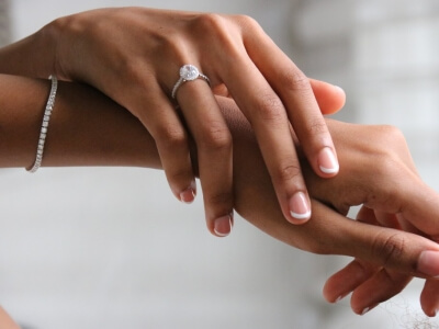 Pourquoi offre-t-on un solitaire en diamant pour les fiançailles ?